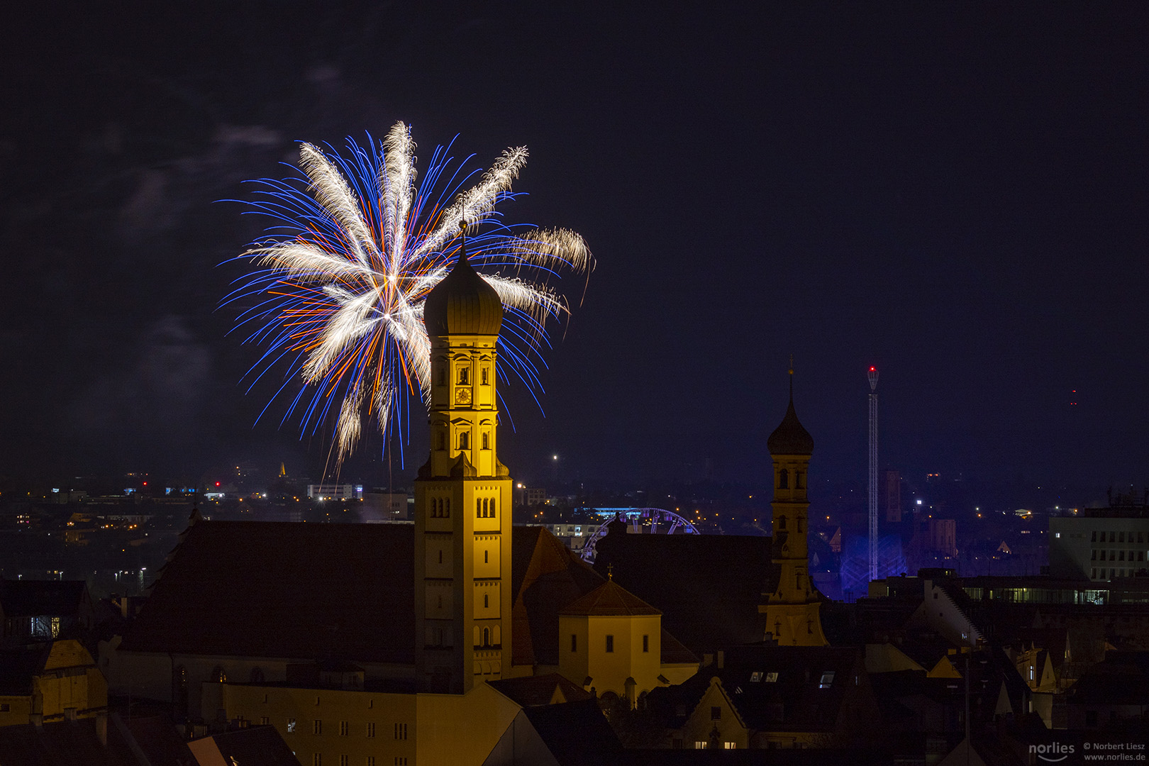 Heilig-Kreuz-Kirche mit Plärrer Feuerwerk