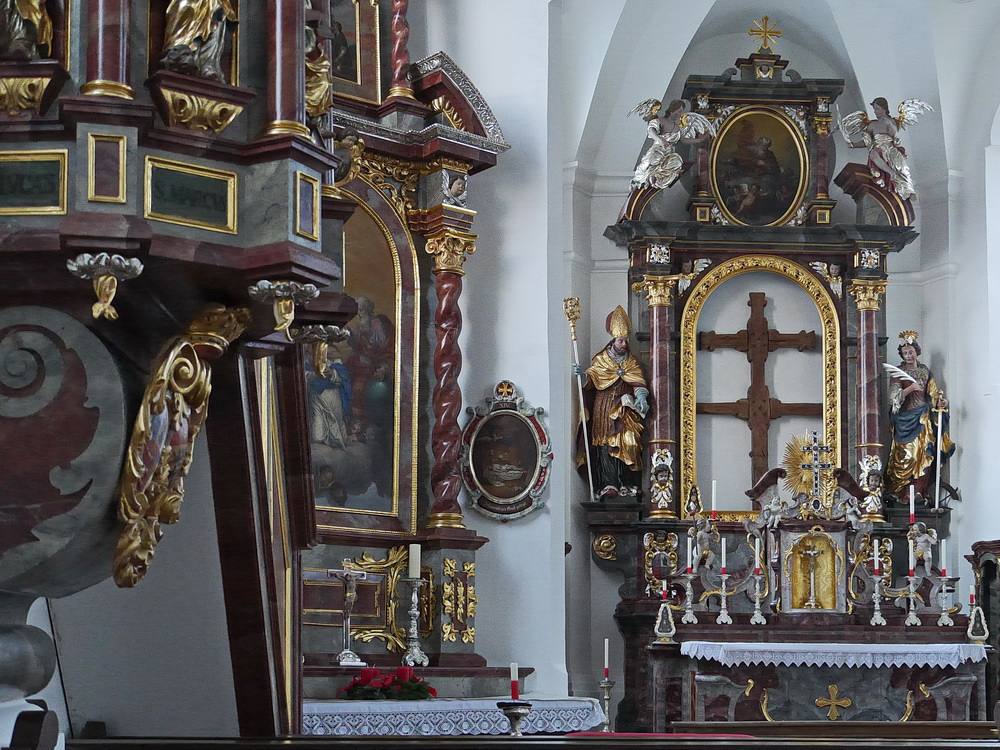 Heilig-Kreuzkapelle Pleß (Unterallgäu) mit dem Feldkreuz im Altar