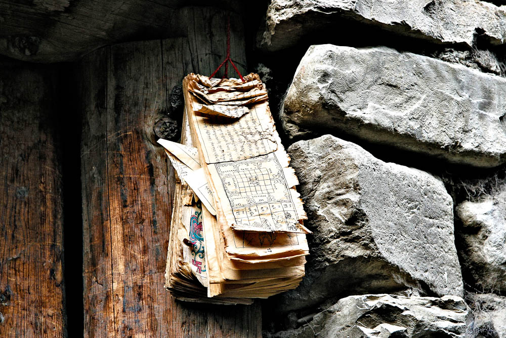 Heilige buddhistische Schrift an einer Haustür in Manang