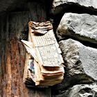 Heilige buddhistische Schrift an einer Haustür in Manang