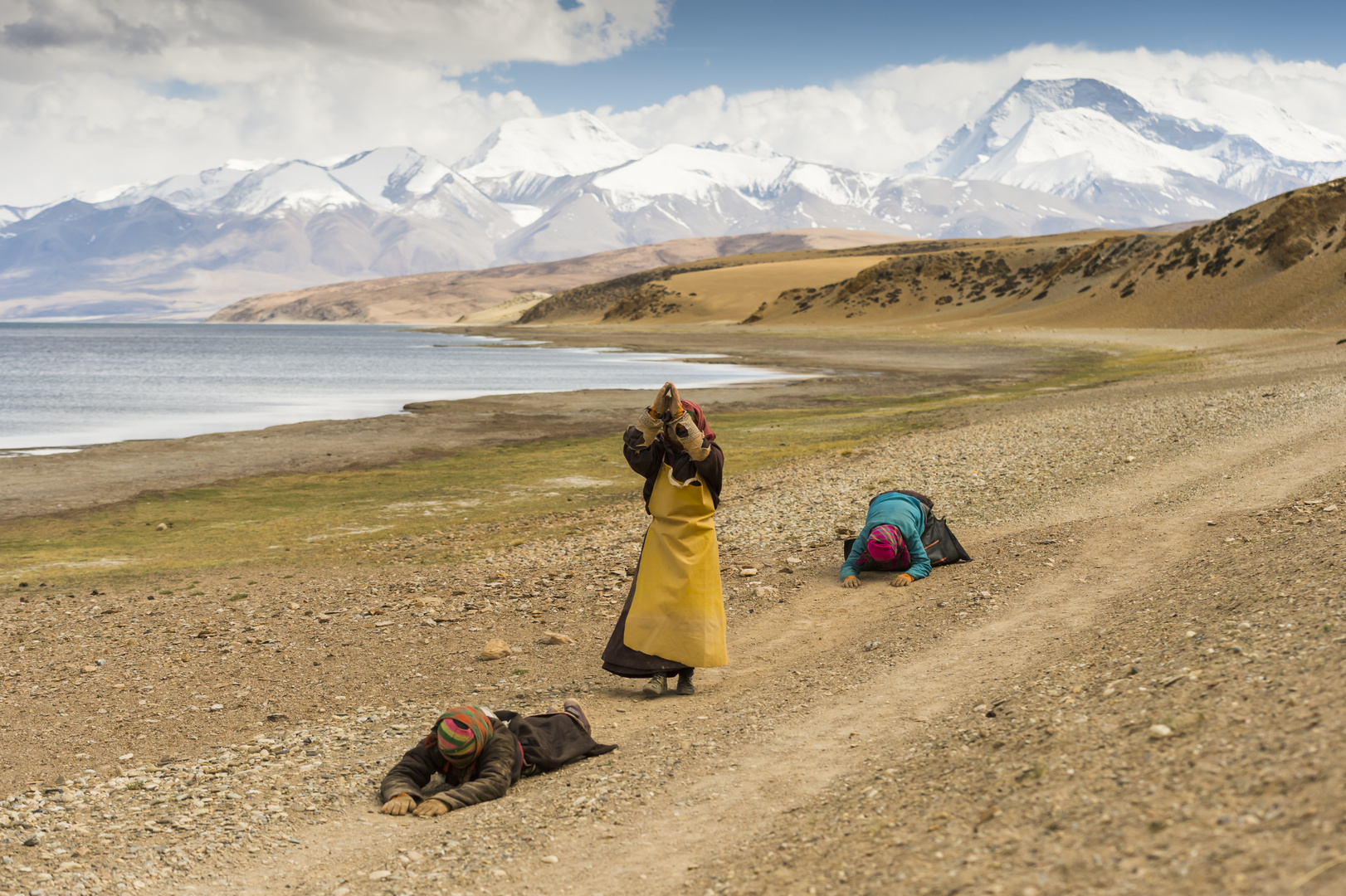 Heilige Stätten des Buddhismus - Niederwerfung, Manasarovar-See, Tibet.
