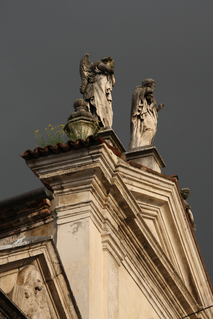 Heilige vor dunklem Himmel