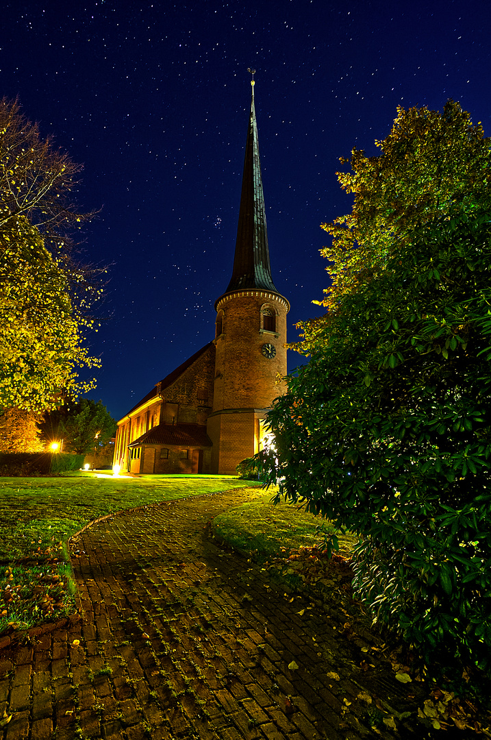 Heiligen-Geist-Kirche in Barmstedt bei Nacht