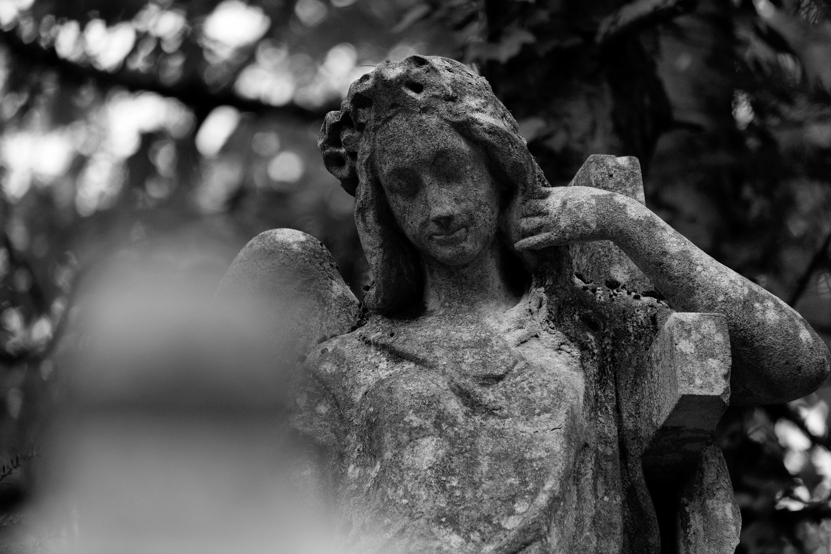 Heiligenfiguren auf dem Melatenfriedhof in Köln
