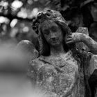 Heiligenfiguren auf dem Melatenfriedhof in Köln