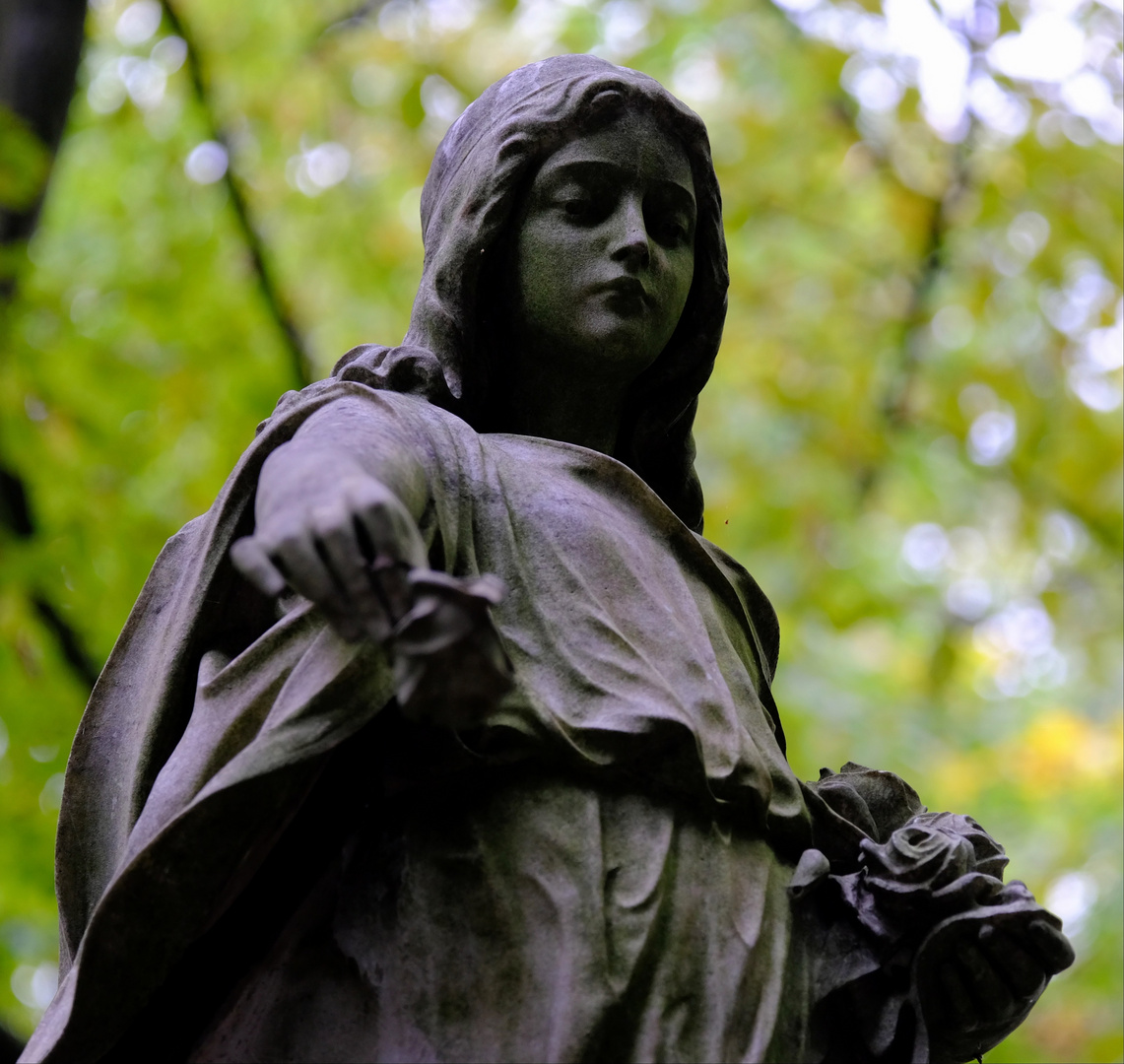 Heiligenfiguren auf dem Melatenfriedhof in Köln