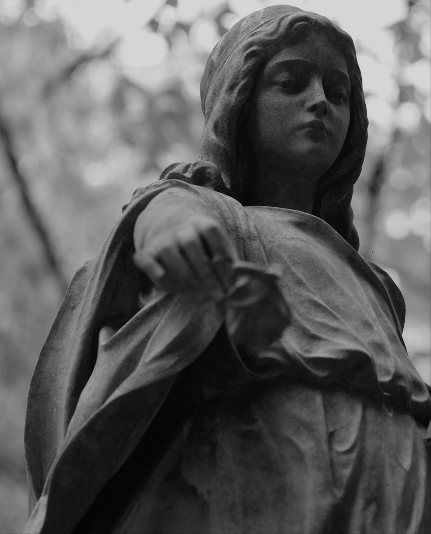 Heiligenfiguren auf dem Melatenfriedhof in Köln