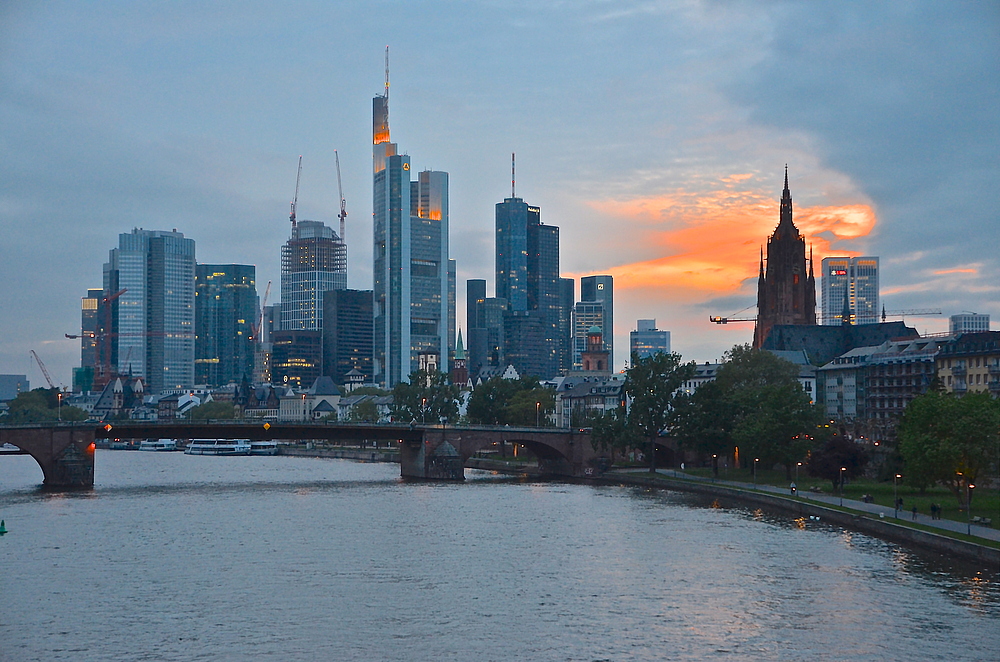 Heiligenschein über dem Frankfurter Dom