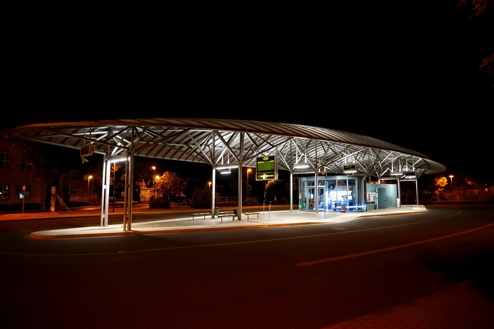 Heiligenstadt bei Nacht - Der Omnibusbahnhof