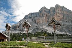 Heiligkreuzkofel, Heiligkreuz und linker und rechter Schächer