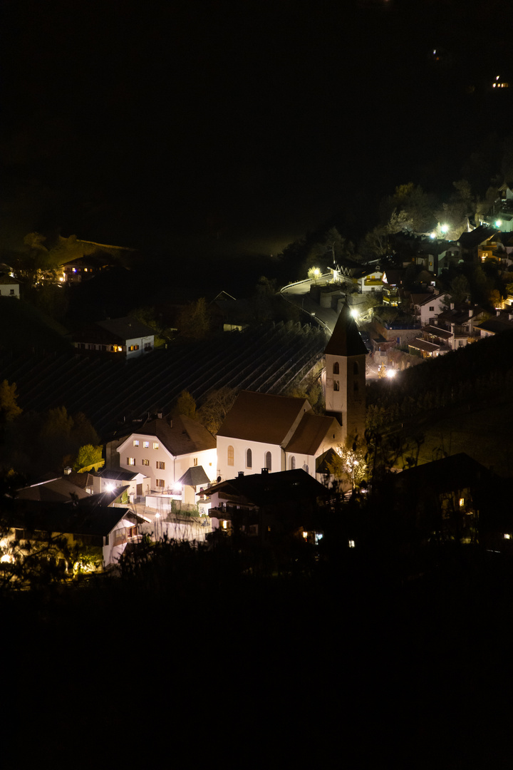 Heimatdorf bei Nacht
