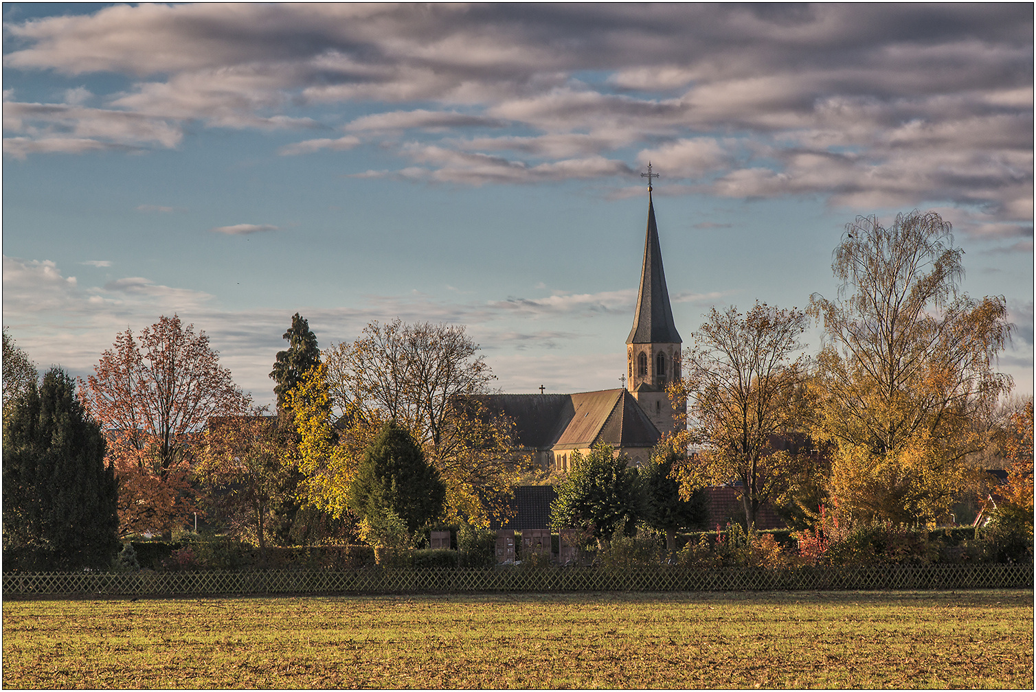 Heimatdorf im Herbstlicht