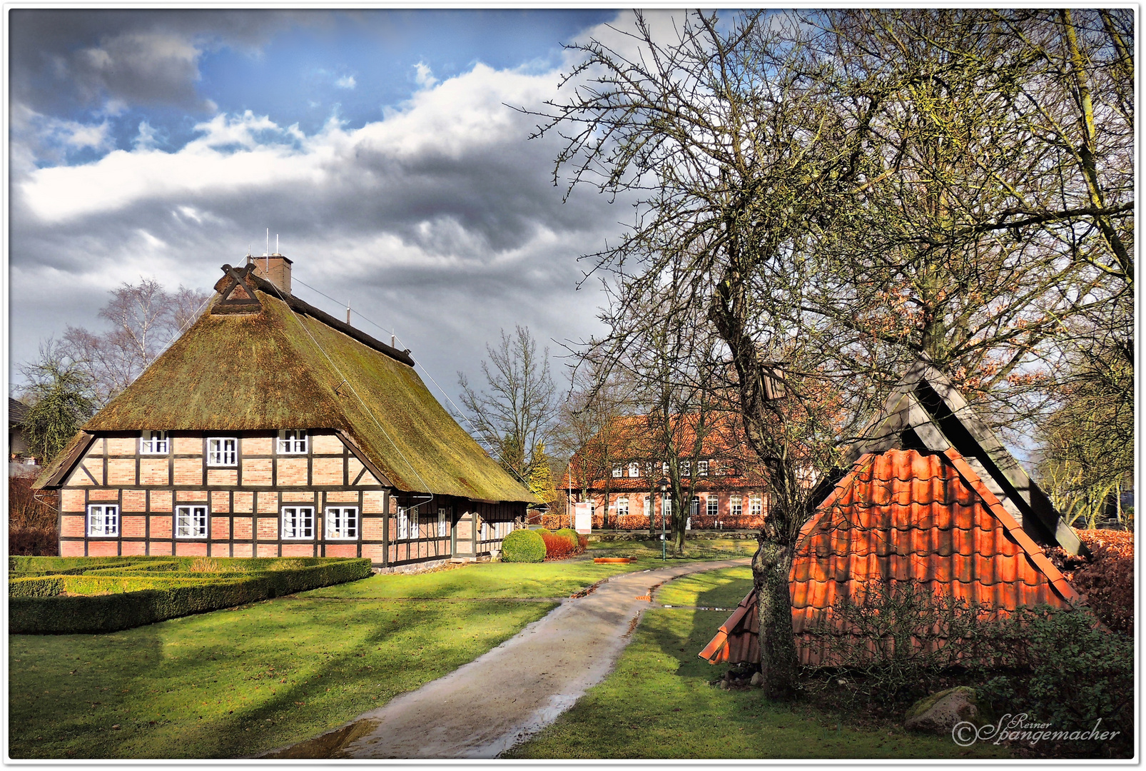 Heimathaus in Fintel im Vordergrund das Backhaus