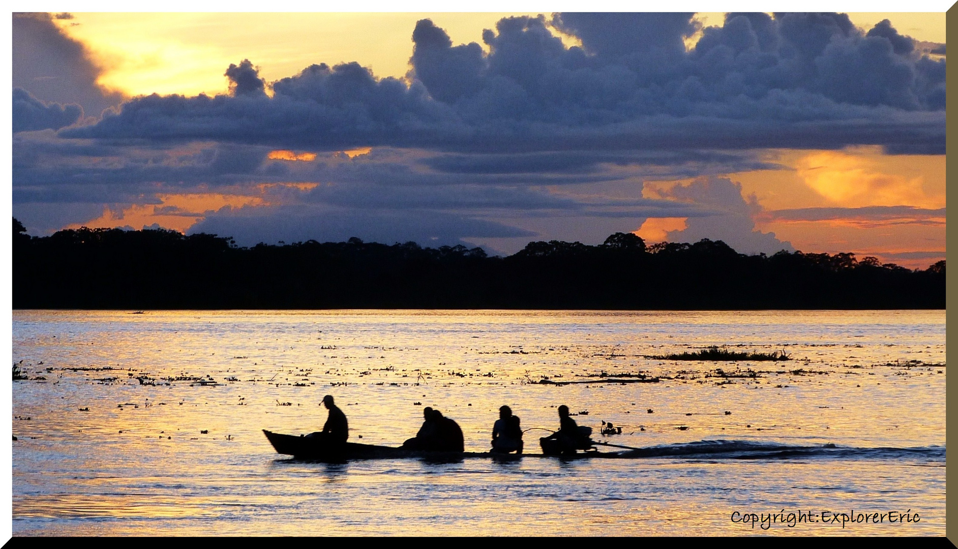 heimkehrende Fischer auf dem Amazonas, in der untergehenden Sonne .........