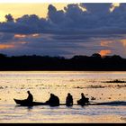 heimkehrende Fischer auf dem Amazonas, in der untergehenden Sonne .........