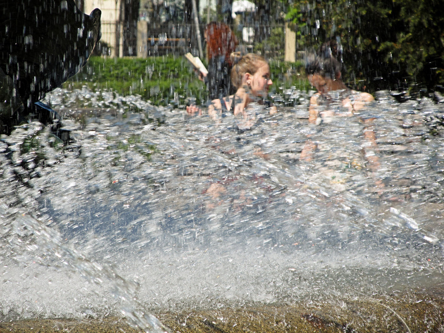 Heimliche Gespräche am Brunnen