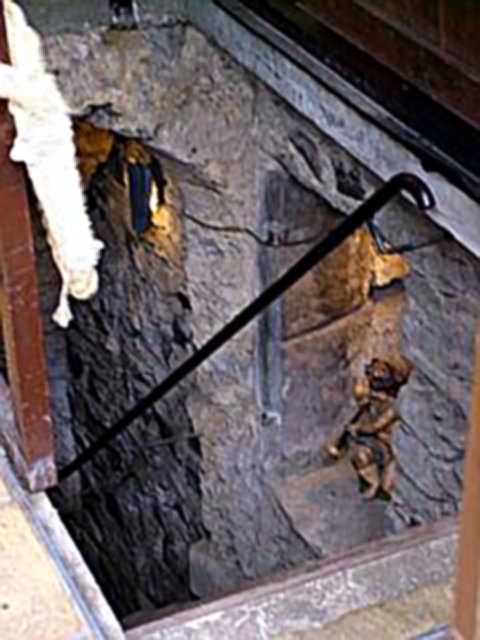 Heimlicher Schnappschuß in einen Keller-Treppenaufgang