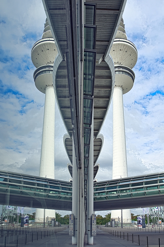 Heinrich-Herz-Turm, Telemichel, Spiegelung in den Fenstern der Messe,