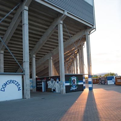 Heinz-Krügel-Stadion in der Abenddämmerung