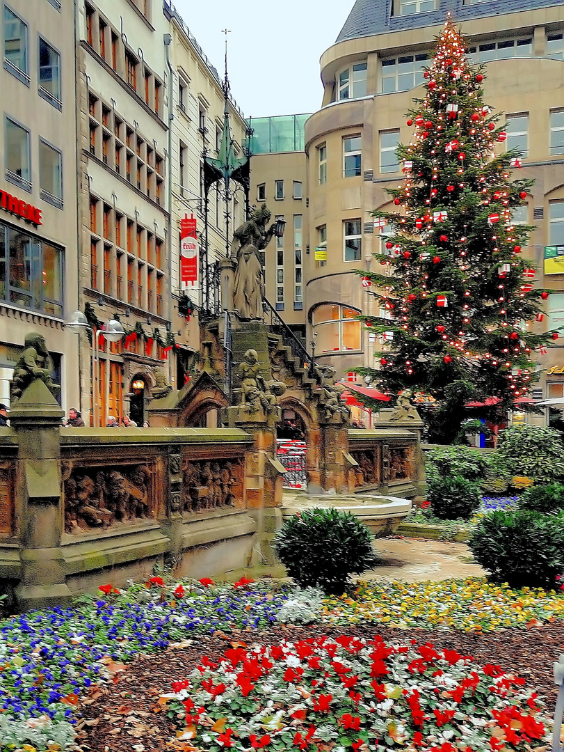 Heinzelmännchenbrunnen in der Weihnachtszeit