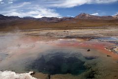 Heiße Quelle im El-Tatio Geysirfeld / Nordchile