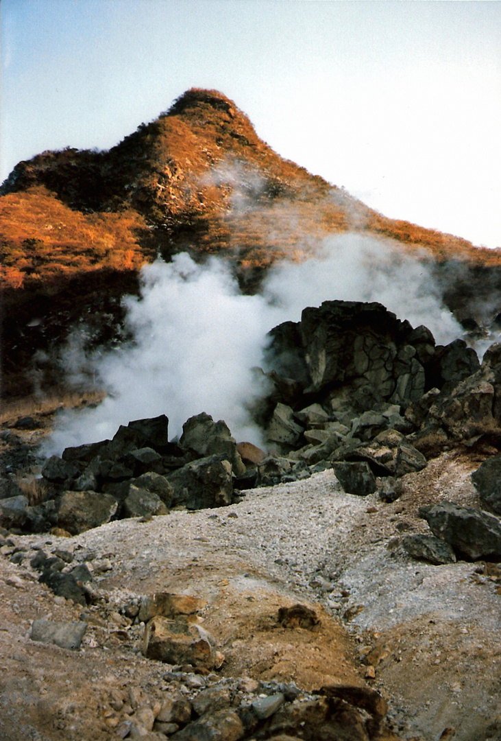 Heiße Schwefelquellen in der Bergwelt von Hakone [Japan] (MW 1997/2 - jl)