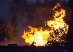 Heiße Sitzbank am Sonnwendfeuer