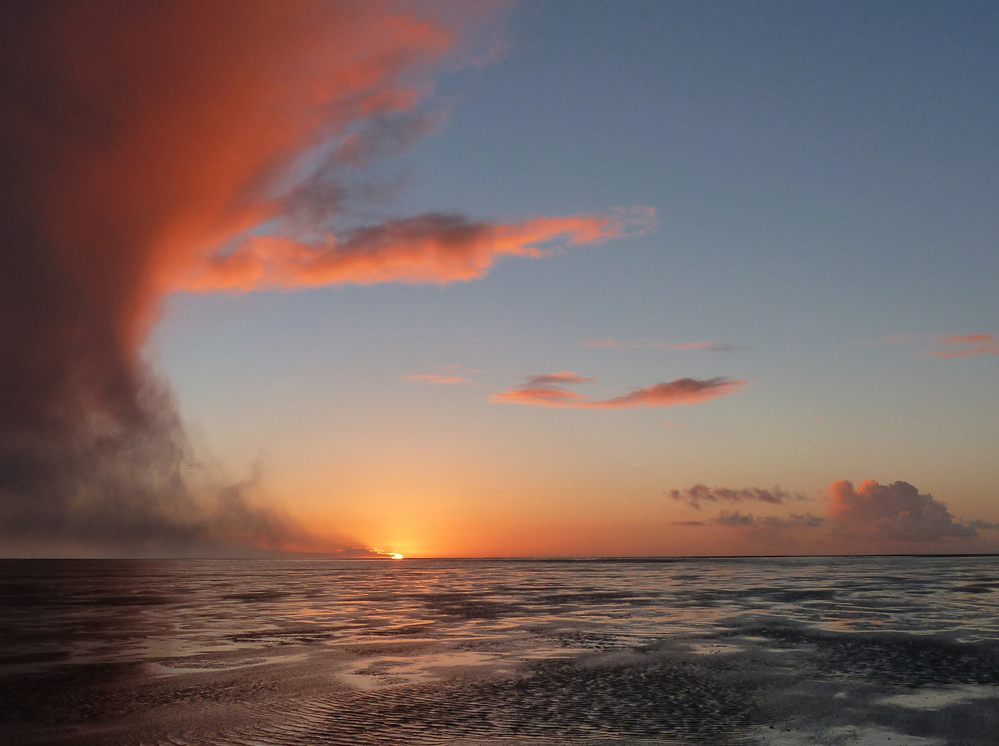 Heiße Sonne taucht in kühles Wattenmeer