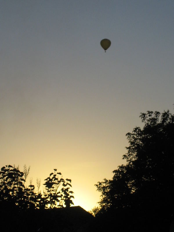 Heißluftballon am Abendhimmel