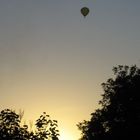 Heißluftballon am Abendhimmel