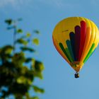 Heißluftballon am blauen Himmel
