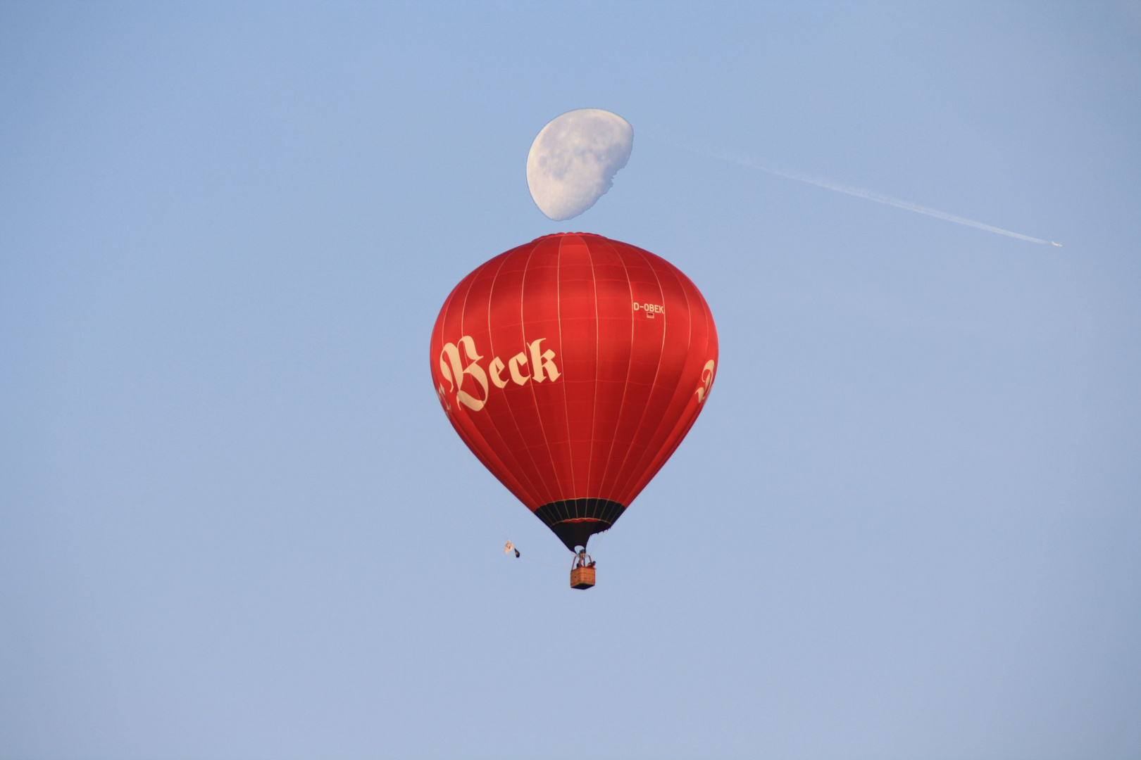 Heißluftballon am frühen Morgen