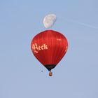 Heißluftballon am frühen Morgen