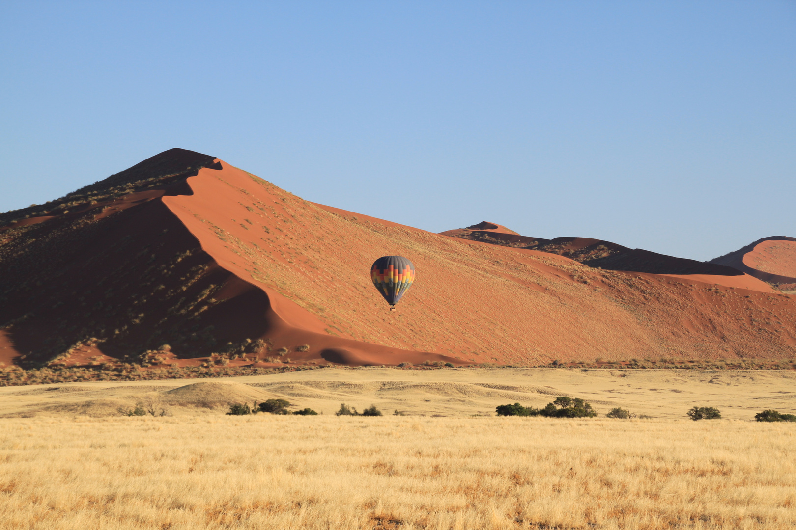 Heißluftballon an den Dünen