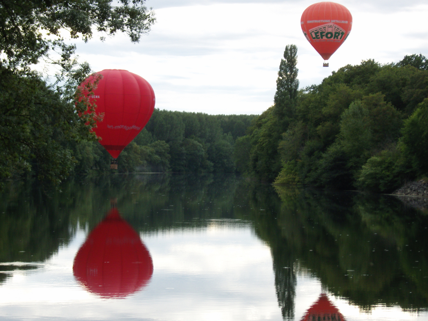 Heißluftballon auf dem Fluß