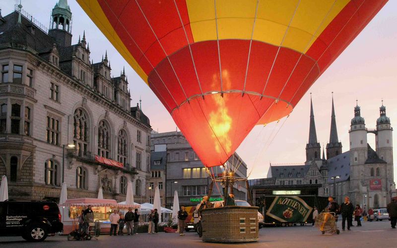 Heißluftballon auf dem Marktplatz in Halle/S