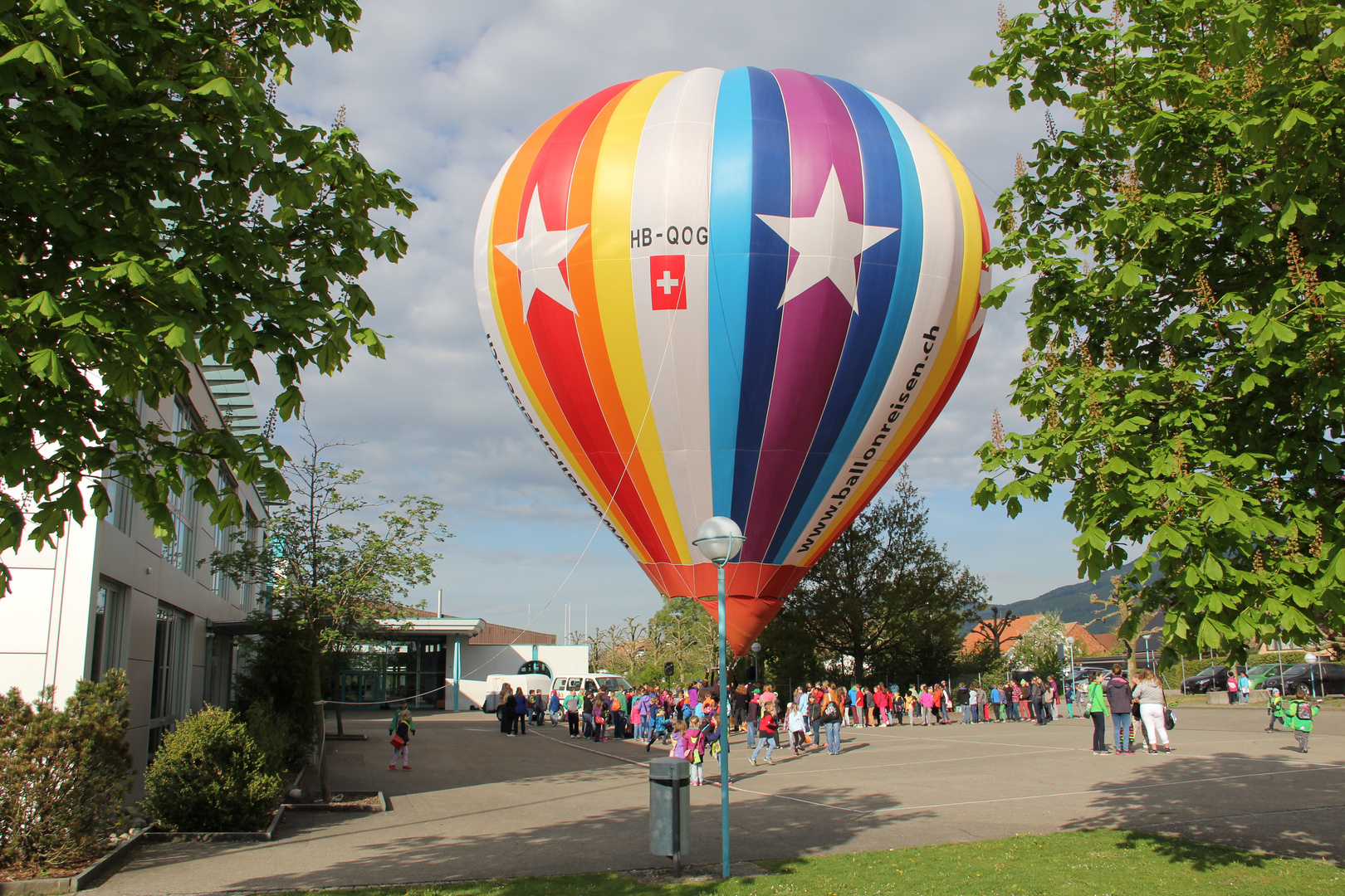 Heissluftballon auf dem Schulhausplatz