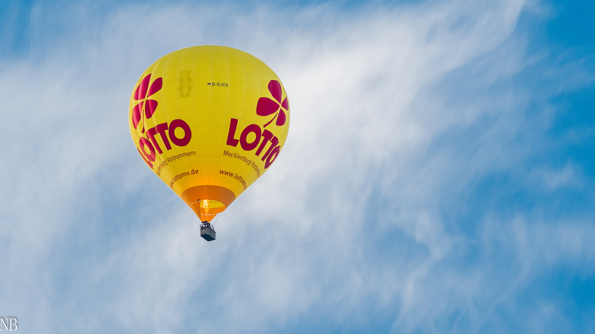 "Heißluftballon D-OJCO über Neubrandenburg 2023"