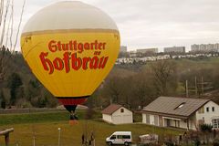 Heißluftballon ganz kurz nach dem Start