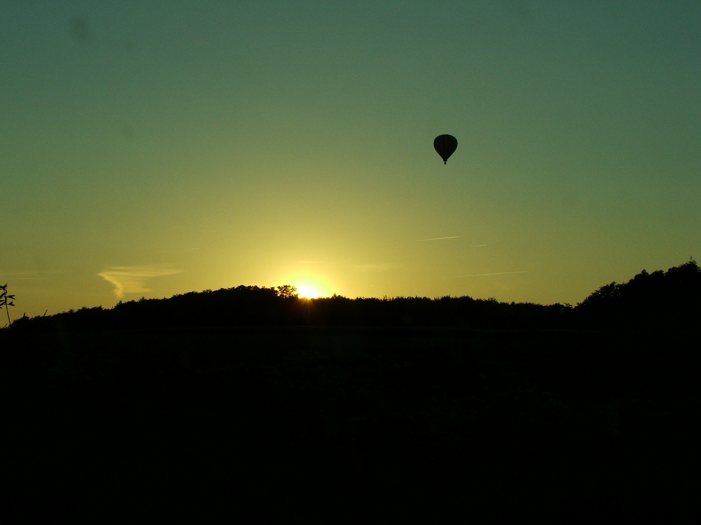 Heißluftballon im Sonnenuntergang