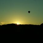 Heißluftballon im Sonnenuntergang