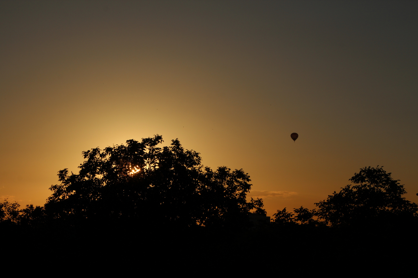 Heißluftballon im Sonnenuntergang