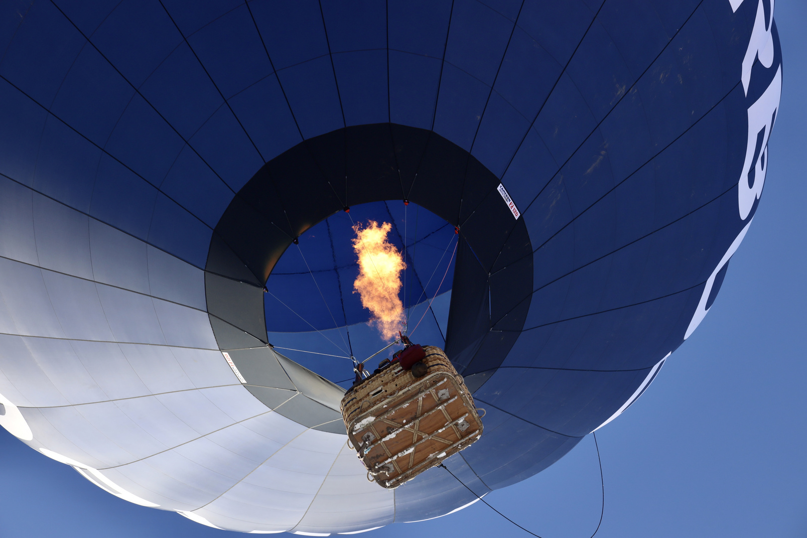 Heissluftballon kurz nach dem Start