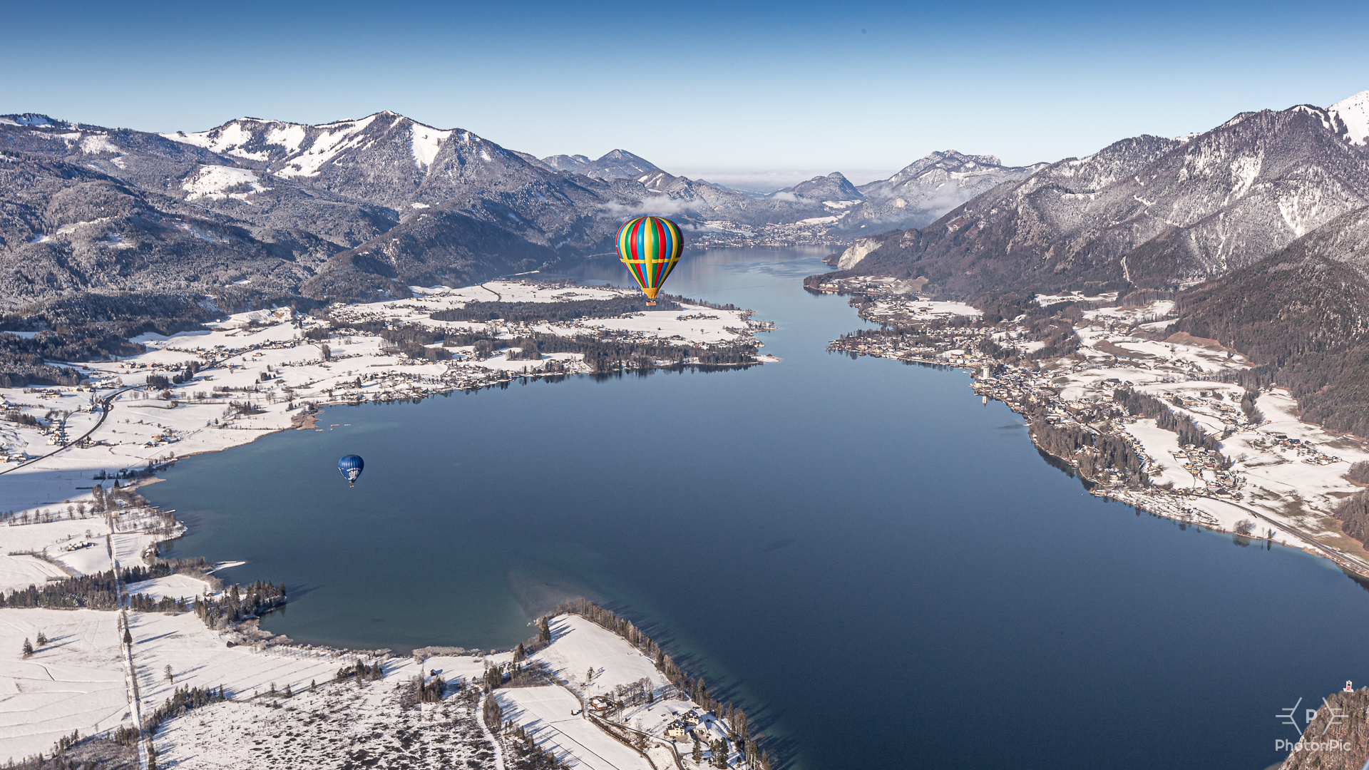 Heißluftballon kurz vor der Landung am Wolfgangsee