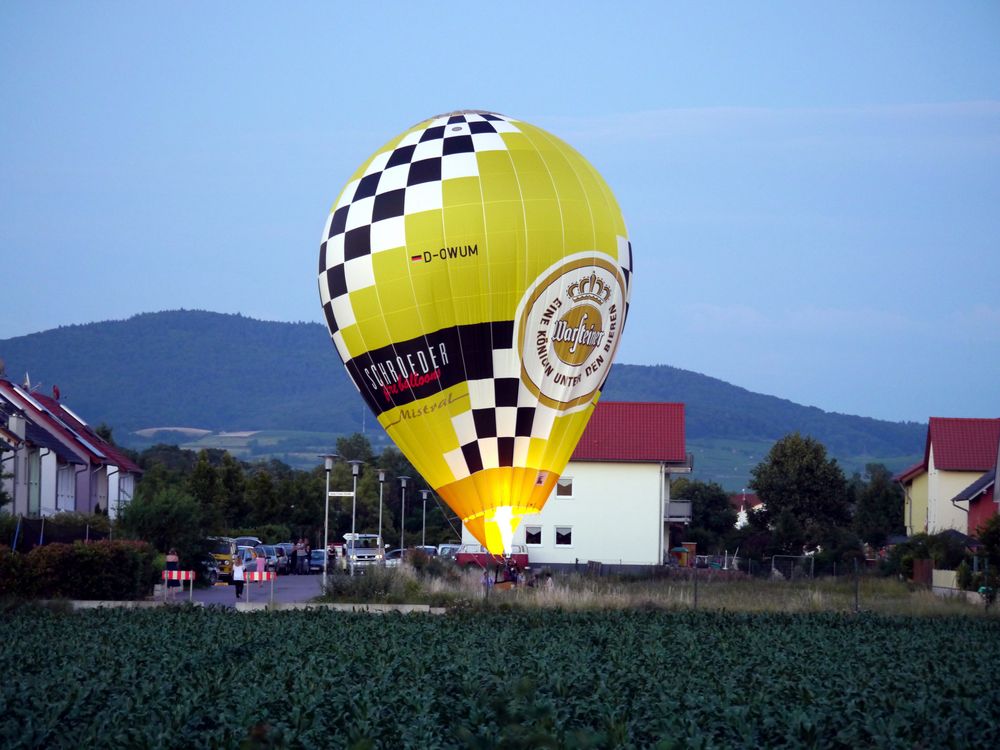 Heissluftballon landet mitten im Wohngebiet (I)