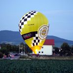 Heissluftballon landet mitten im Wohngebiet (I)