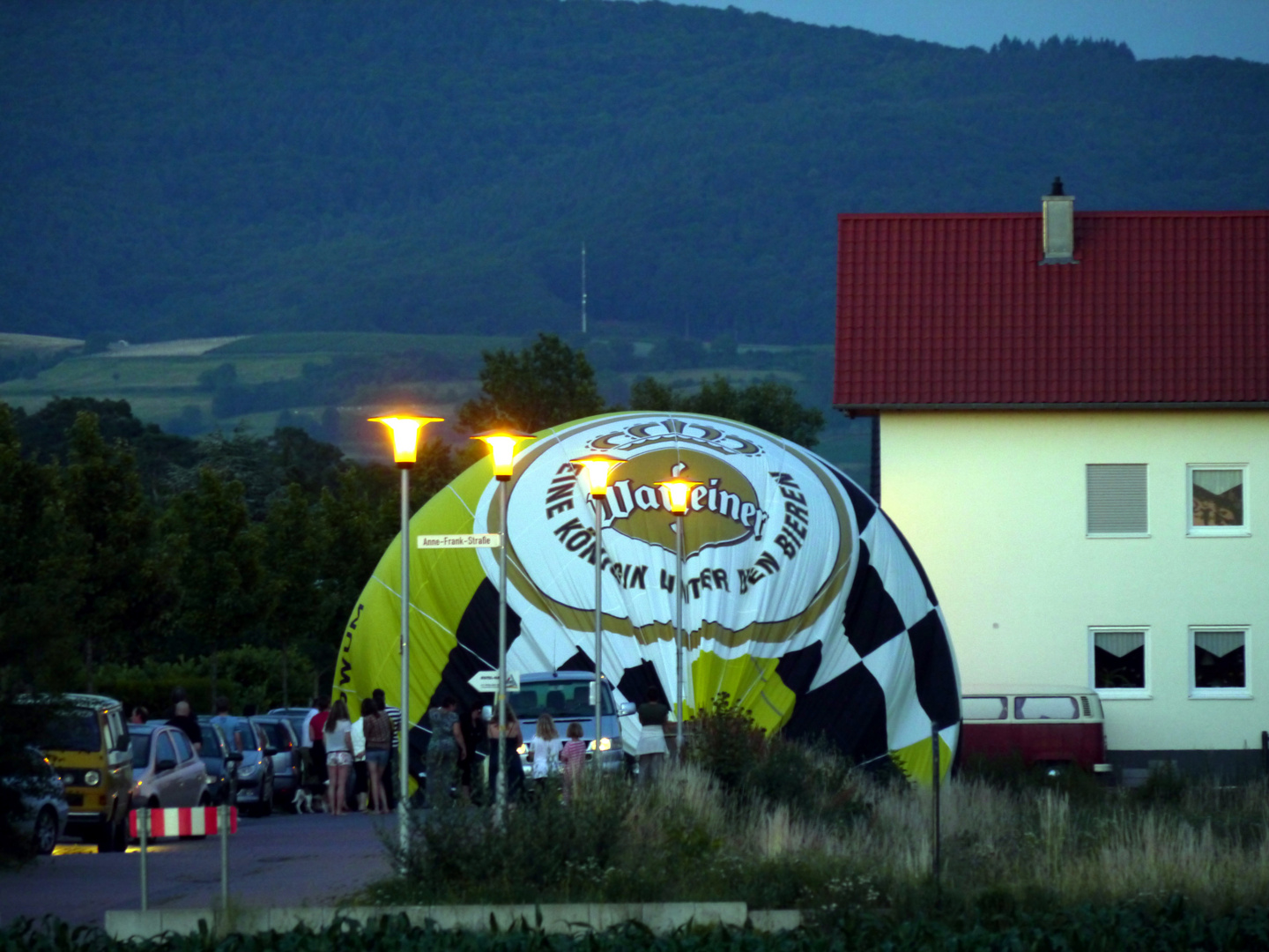 Heissluftballon landet mitten im Wohngebiet (II)