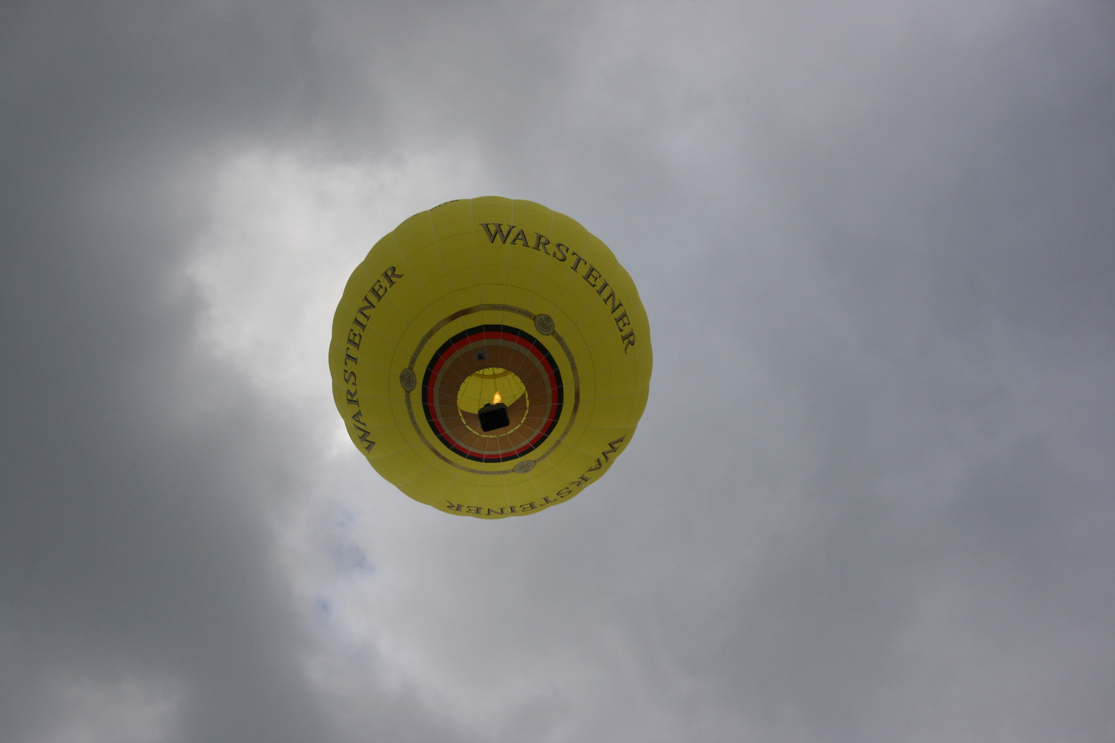 Heissluftballon startet zum abendlichen Rundflug