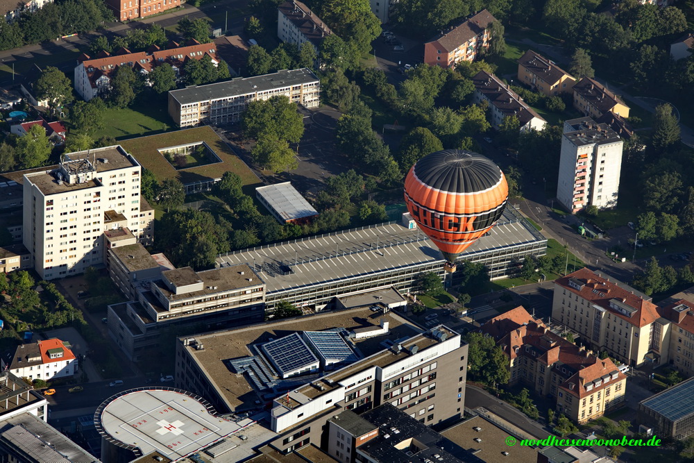 Heißluftballon über dem Klinikum Kassel.