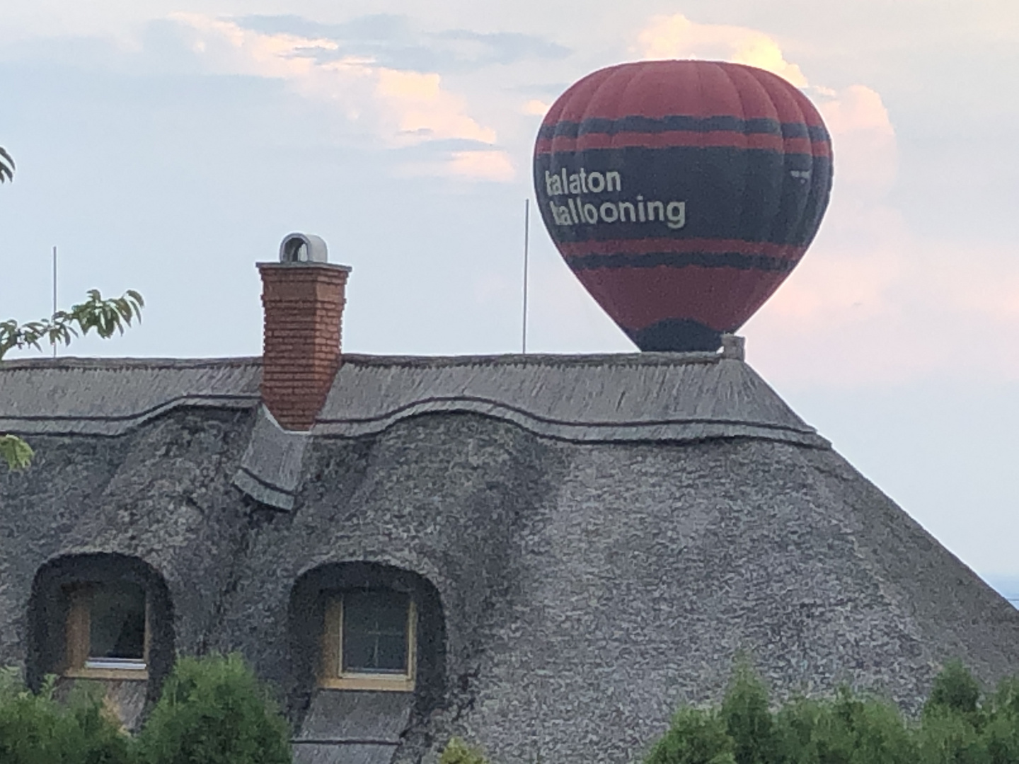 Heißluftballon über dem Reetdachhaus